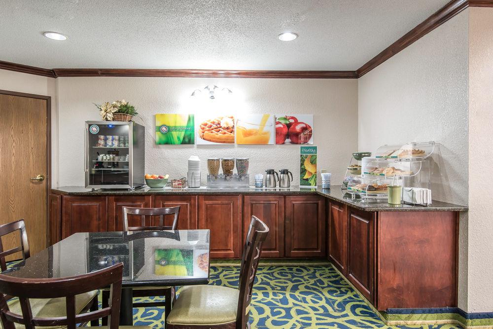 Quality Suites Kansas City International Airport Экстерьер фото