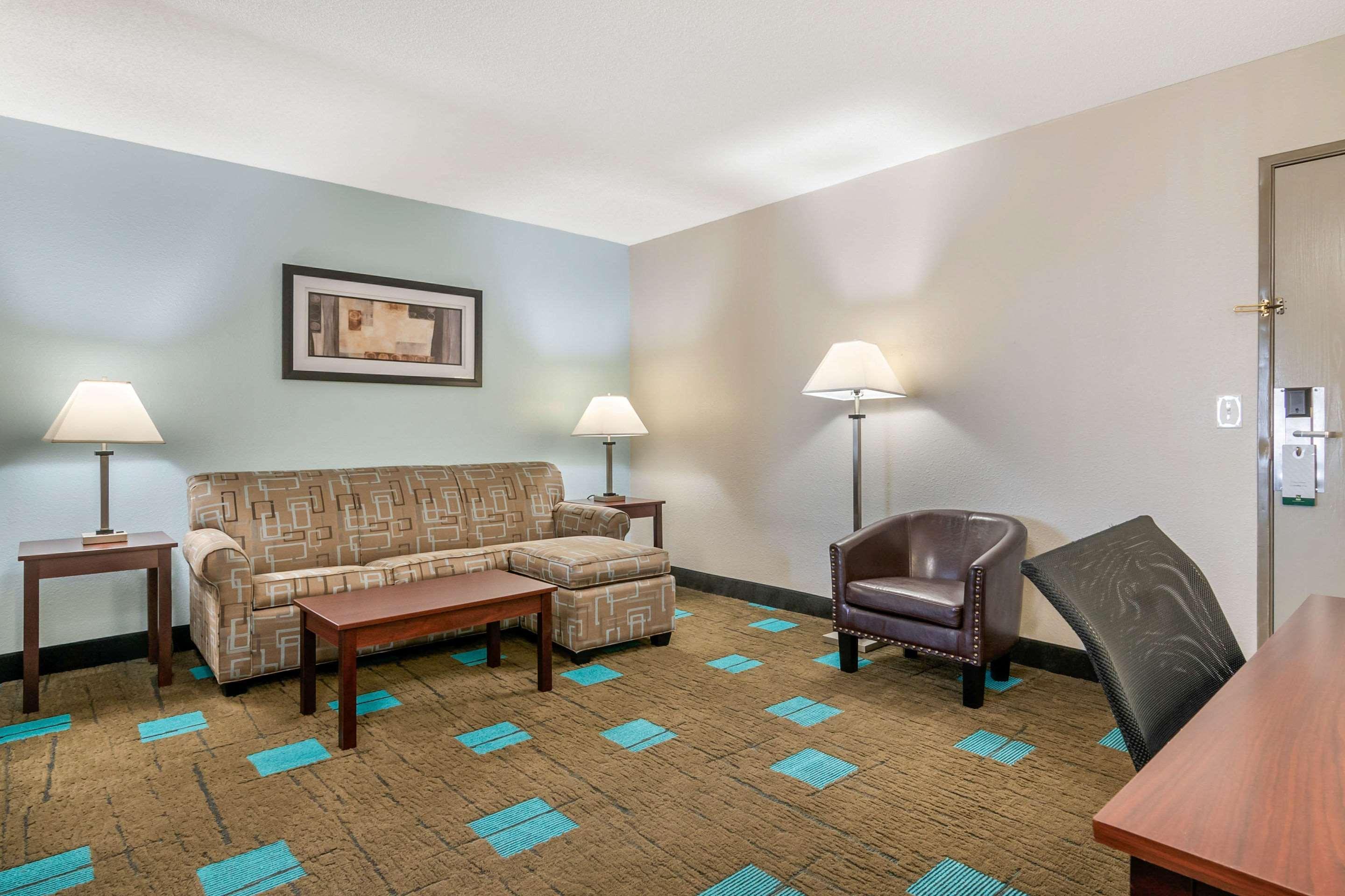 Quality Suites Kansas City International Airport Экстерьер фото