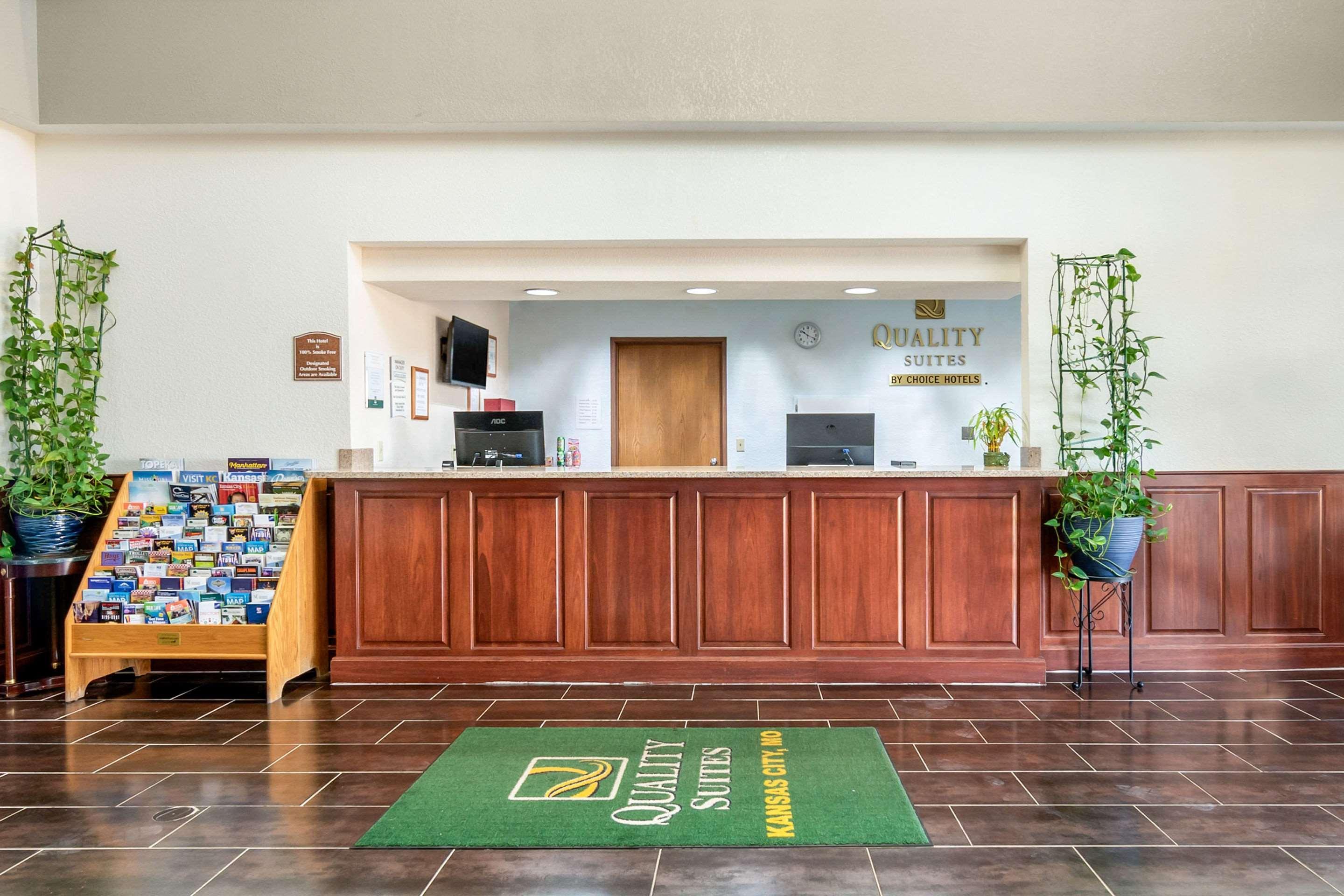 Quality Suites Kansas City International Airport Экстерьер фото