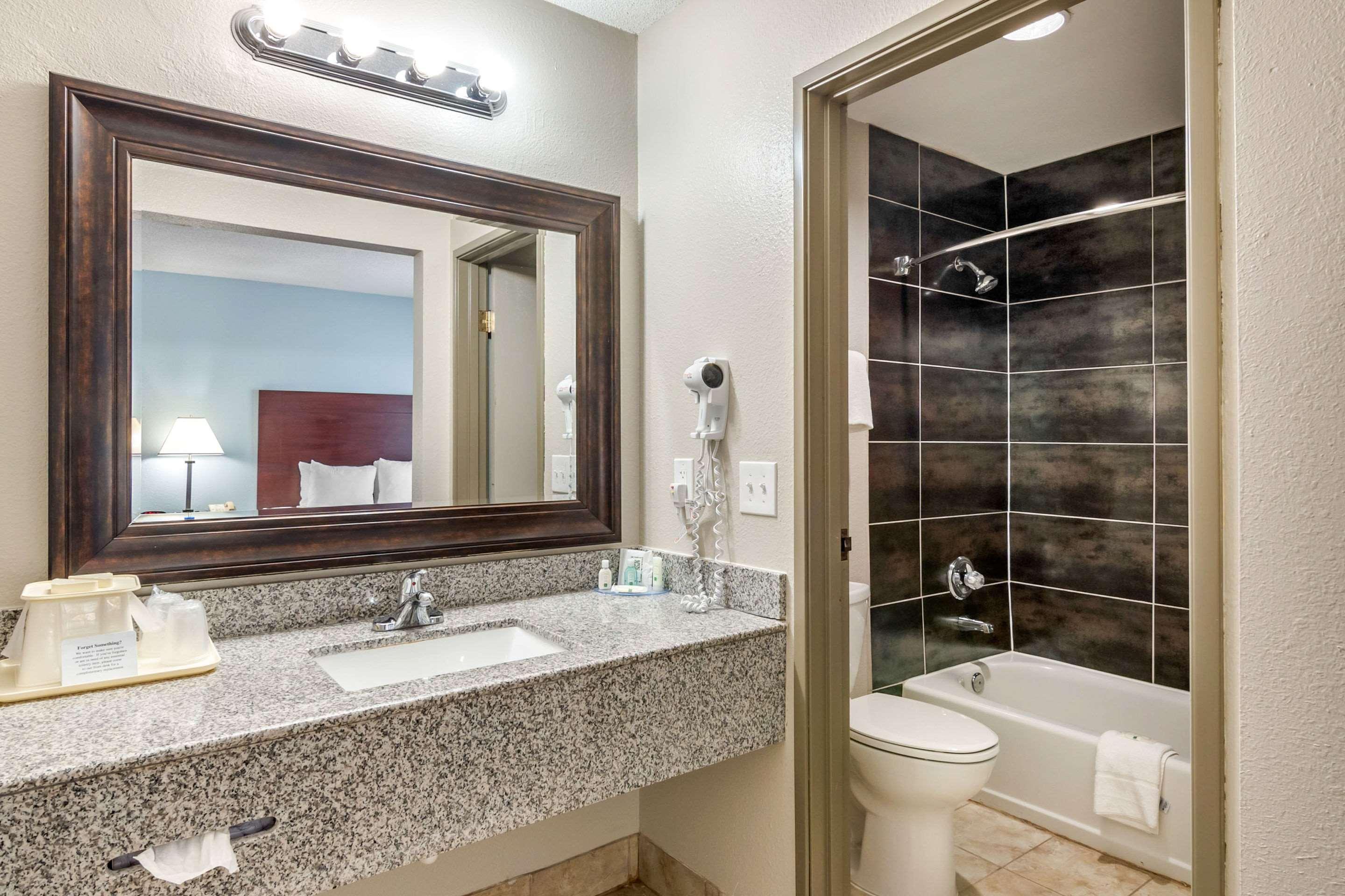 Quality Suites Kansas City International Airport Экстерьер фото