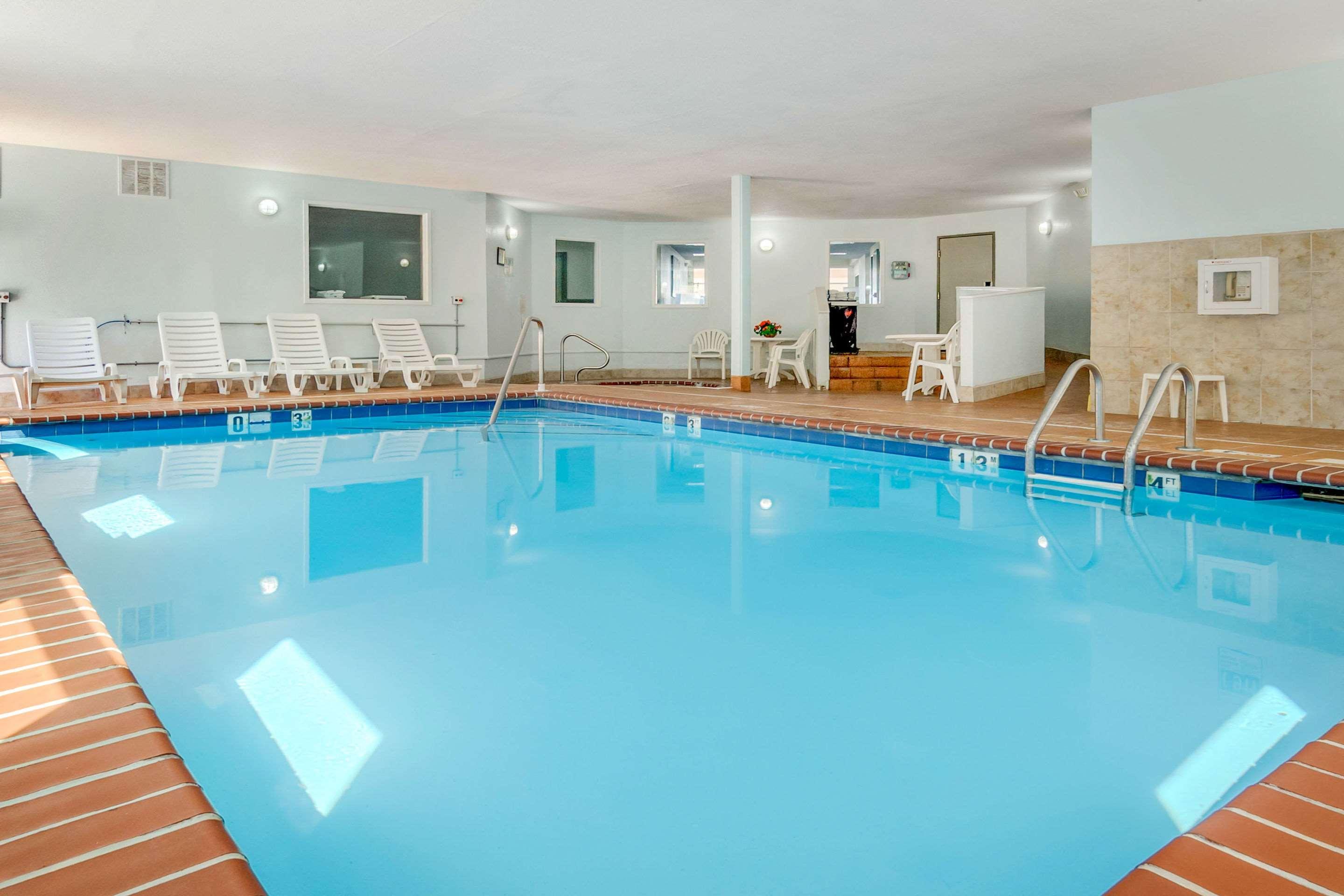 Quality Suites Kansas City International Airport Экстерьер фото