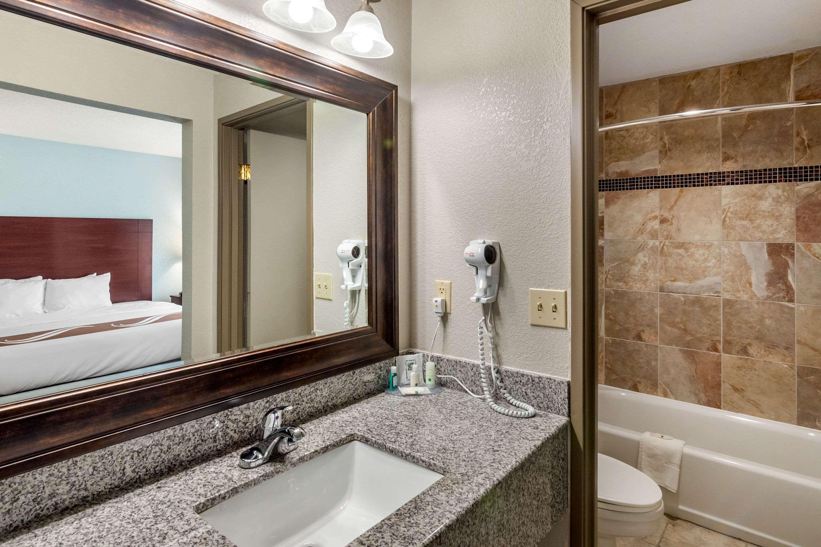 Quality Suites Kansas City International Airport Экстерьер фото