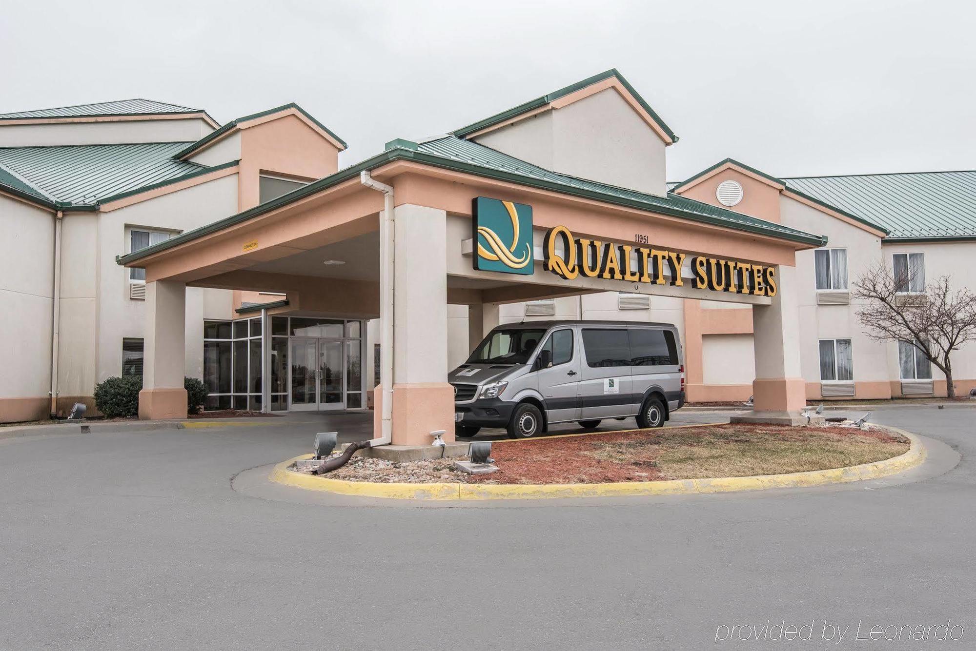 Quality Suites Kansas City International Airport Экстерьер фото